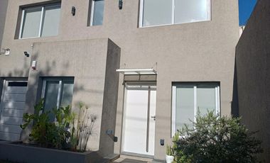 Excelente casa en Temperley 4 dormitorios cochera y piscina!!