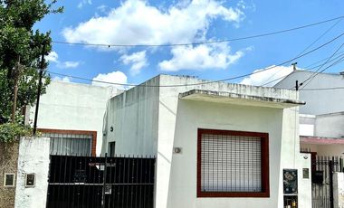 PH al frente en Temperley con entrada de auto y terraza