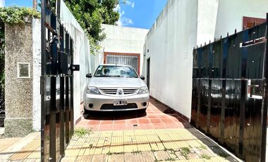 PH al frente en Temperley con entrada de auto y terraza