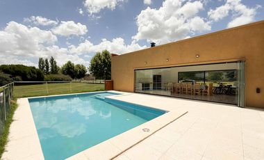 Casa en alquiler - 4 Dormitorios 4 Baños - 1.750Mts2 - La Plata