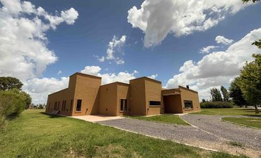Casa en alquiler - 4 Dormitorios 4 Baños - 1.750Mts2 - La Plata