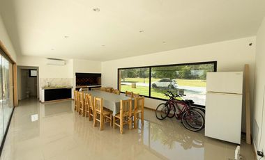 Casa en alquiler - 4 Dormitorios 4 Baños - 1.750Mts2 - La Plata