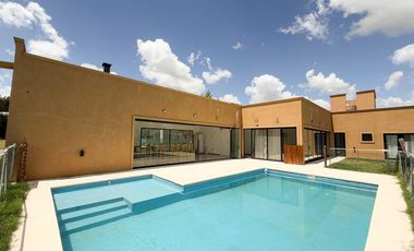 Casa en alquiler - 4 Dormitorios 4 Baños - 1.750Mts2 - La Plata