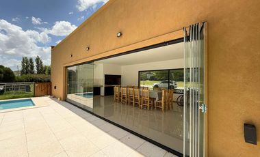 Casa en alquiler - 4 Dormitorios 4 Baños - 1.750Mts2 - La Plata