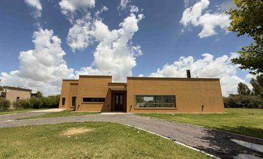 Casa en alquiler - 4 Dormitorios 4 Baños - 1.750Mts2 - La Plata