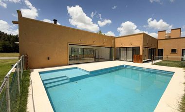 Casa en alquiler - 4 Dormitorios 4 Baños - 1.750Mts2 - La Plata