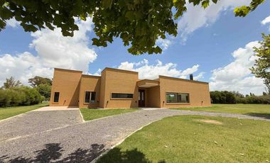 Casa en alquiler - 4 Dormitorios 4 Baños - 1.750Mts2 - La Plata
