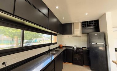 Casa en alquiler - 4 Dormitorios 4 Baños - 1.750Mts2 - La Plata