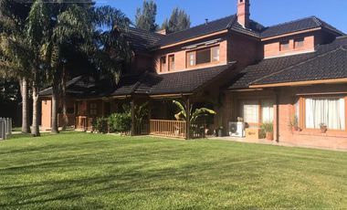Casa con pileta en River Oaks