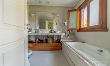 Casa con pileta en River Oaks