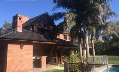 Casa con pileta en River Oaks