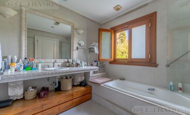 Casa con pileta en River Oaks