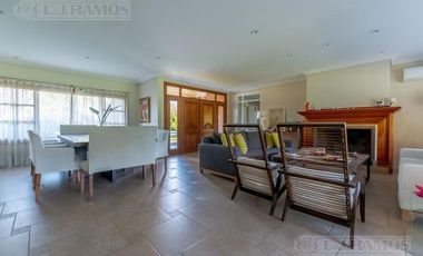 Casa con pileta en River Oaks