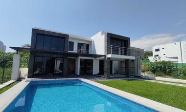 CASA CON ALBERCA EN VENTA EN LOMAS DE COCOYOC, MORELOS