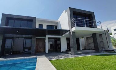 CASA CON ALBERCA EN VENTA EN LOMAS DE COCOYOC, MORELOS
