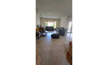 SE ALQUILA CASA DE 2 NIVELES Y 4 REC. EN COSTA DEL ESTE