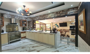 CLAYTON / CAMINO DE CRUCES / 884M / 6 HABITACION / 3 NIVEL / BALCON