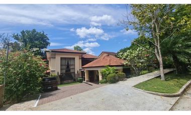 CLAYTON / CAMINO DE CRUCES / 884M / 6 HABITACION / 3 NIVEL / BALCON