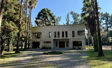 Espectacular Casa Quinta en Barrio La Plantación. Brandsen