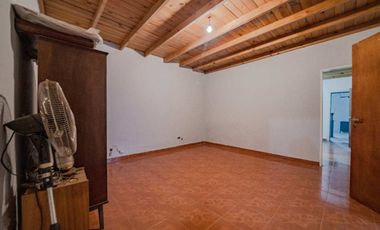 CASA EN VENTA 4 AMBIENTES EN CIUDADELA