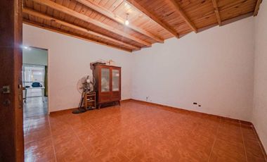 CASA EN VENTA 4 AMBIENTES EN CIUDADELA