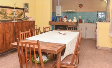 Venta 2 Casas con Local Oportunidad en Avellaneda