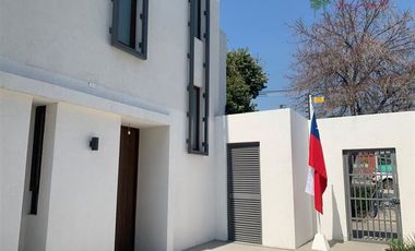 Casa en Arriendo en Camino El Alba - Pueblito Los Dominicos