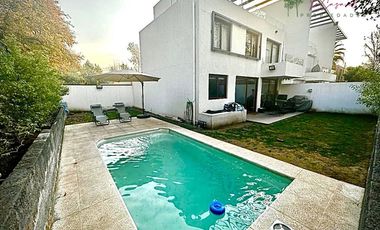 Casa en Arriendo en Camino El Alba - Pueblito Los Dominicos