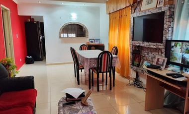 CASA TRES AMBIENTES VENTA LONGCHAMPS  CON PARQUE