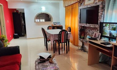 CASA TRES AMBIENTES VENTA LONGCHAMPS  CON PARQUE