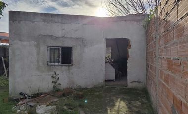 CASA TRES AMBIENTES VENTA LONGCHAMPS  CON PARQUE