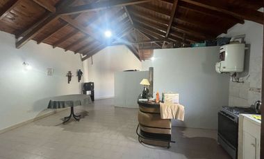 Venta Casa 3 Ambientes con Quincho y Garage