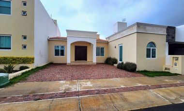 CASA EN RENTA DE 1 PLANTA EN RESIDENCIAL MISIÓN SAN JERÓNIMO, 2 HAB.