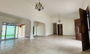 CASA EN RENTA DE 1 PLANTA EN RESIDENCIAL MISIÓN SAN JERÓNIMO, 2 HAB.