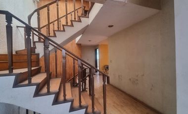 En Venta Echegaray gran oportunidad casa como terreno para remodelar
