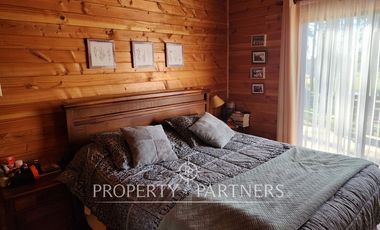 Moderna casa en media Ha de bosque y jardin