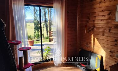 Moderna casa en media Ha de bosque y jardin