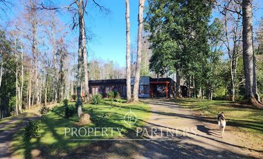 Moderna casa en media Ha de bosque y jardin