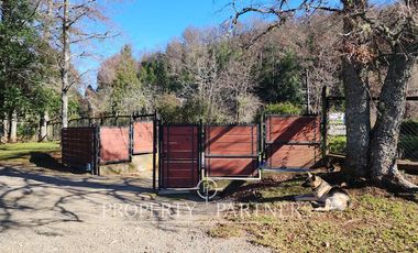 Moderna casa en media Ha de bosque y jardin