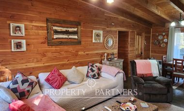 Moderna casa en media Ha de bosque y jardin