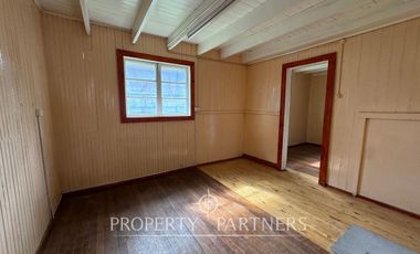 Se vende casa con gran terreno