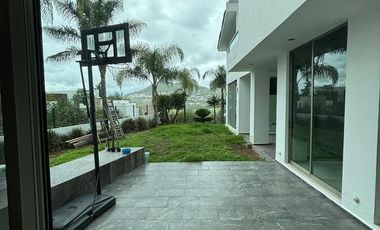 CASA RESIDENCIAL EN RENTA EN EL CLUB Y DENTRO DEL CAMPO DE GOLF TRES MARIAS