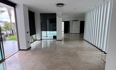 CASA RESIDENCIAL EN RENTA EN EL CLUB Y DENTRO DEL CAMPO DE GOLF TRES MARIAS