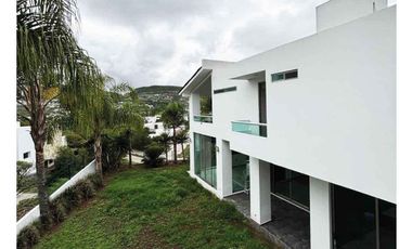 CASA RESIDENCIAL EN RENTA EN EL CLUB Y DENTRO DEL CAMPO DE GOLF TRES MARIAS