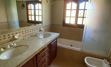 Casa de Una Planta 2119 m2 de terreno, 4 dormitorios Las Delicias
