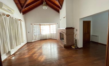 Casa de Una Planta 2119 m2 de terreno, 4 dormitorios Las Delicias