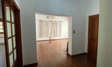Casa de Una Planta 2119 m2 de terreno, 4 dormitorios Las Delicias