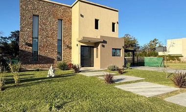 Casa 4 ambientes con pileta en alquiler - Guillermo E Hudson