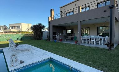 Casa 4 ambientes con pileta en alquiler - Guillermo E Hudson