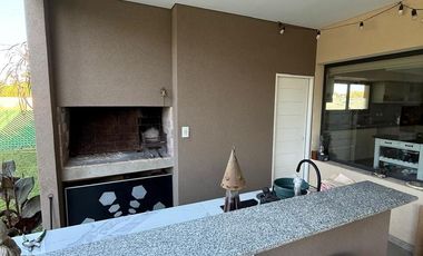Casa 4 ambientes con pileta en alquiler - Guillermo E Hudson